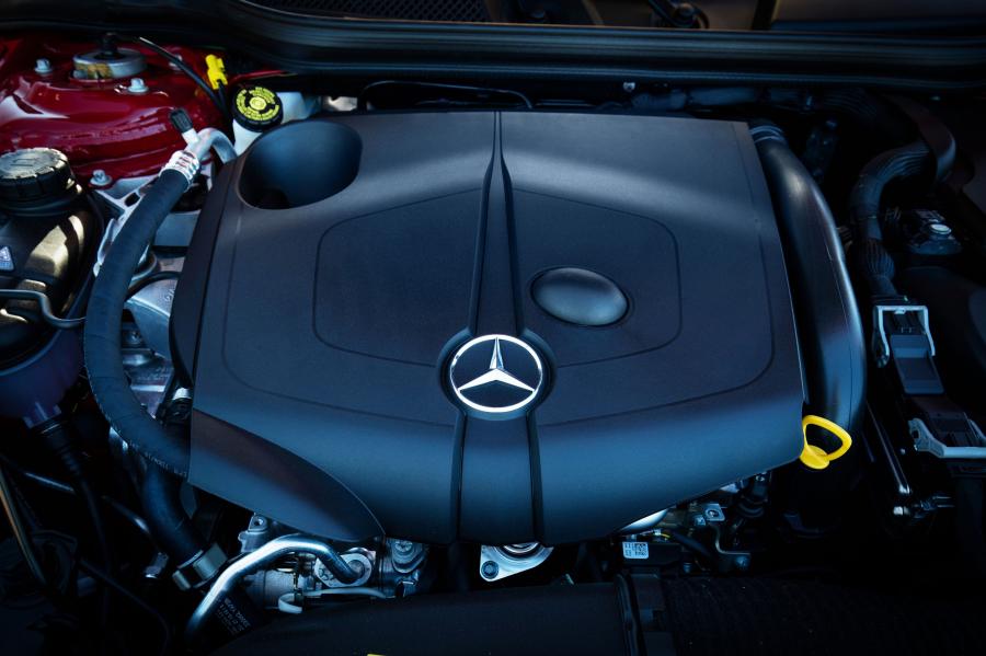 Моторный отсек Mercedes-Benz CLA220 d AMG Line 2016 года  (AU) (фото 3 из 9)